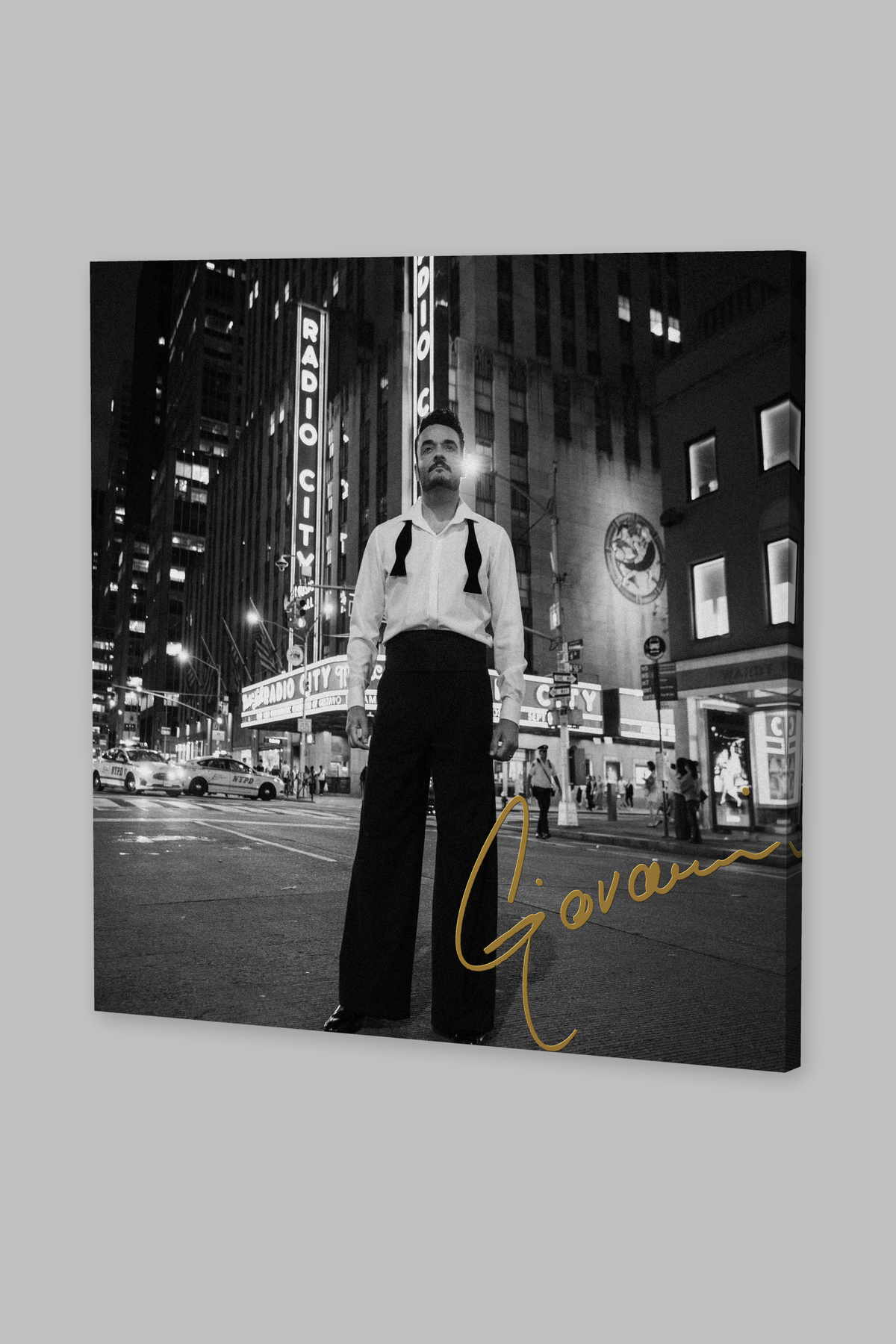 Foto-Leinwand mit Autogramm – Giovanni vor der Radio City Music Hall, New York